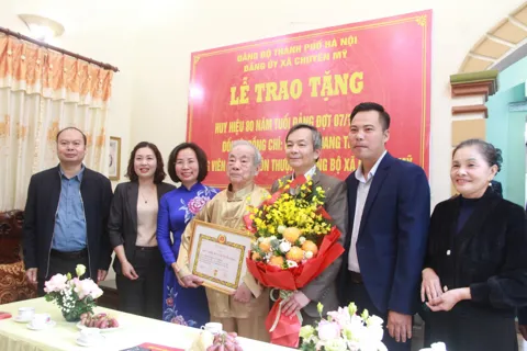 Hà Nội: Lãnh đạo Thành phố trao Huy hiệu 80 năm tuổi Đảng tặng đảng viên lão thành xã Chuyên Mỹ