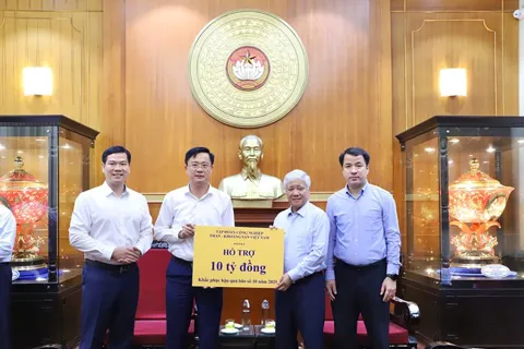 Mưa bão tàn phá đến đâu rồi cũng qua đi, chỉ có nghĩa đồng bào mãi còn ở lại