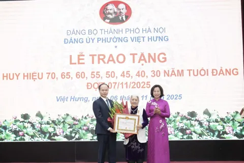 Chủ tịch Ủy ban Mặt trận Tổ quốc TP Hà Nội trao Huy hiệu Đảng tặng đảng viên phường Việt Hưng