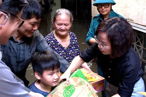 Hà Nội: Lãnh đạo MTTQ Thành phố thăm hỏi, tặng quà người dân phường Từ Liêm bị ảnh hưởng do mưa bão
