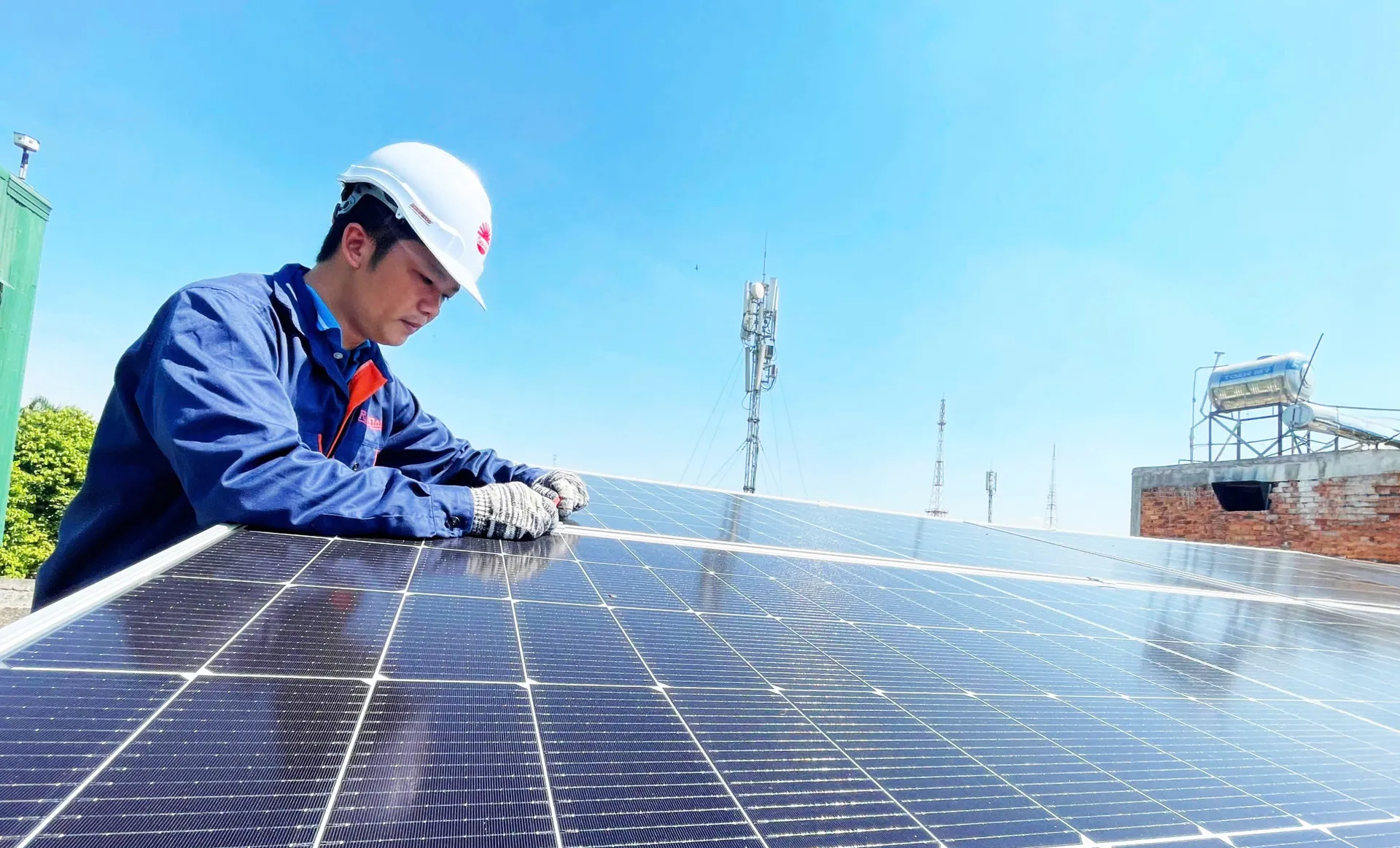 Hệ thống điện năng lượng mặt trời mái nhà Rạng Đông có gì?