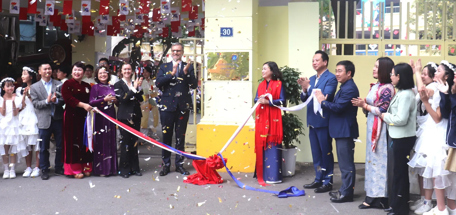 Trường THCS Trưng Nhị (phường Hai Bà Trưng) được gắn biển công nhận "Trường có chương trình dạy tiếng Pháp đạt chuẩn quốc tế"