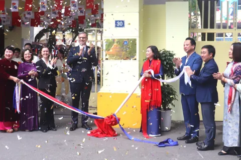 Trường THCS Trưng Nhị (phường Hai Bà Trưng) được gắn biển công nhận "Trường có chương trình dạy tiếng Pháp đạt chuẩn quốc tế"