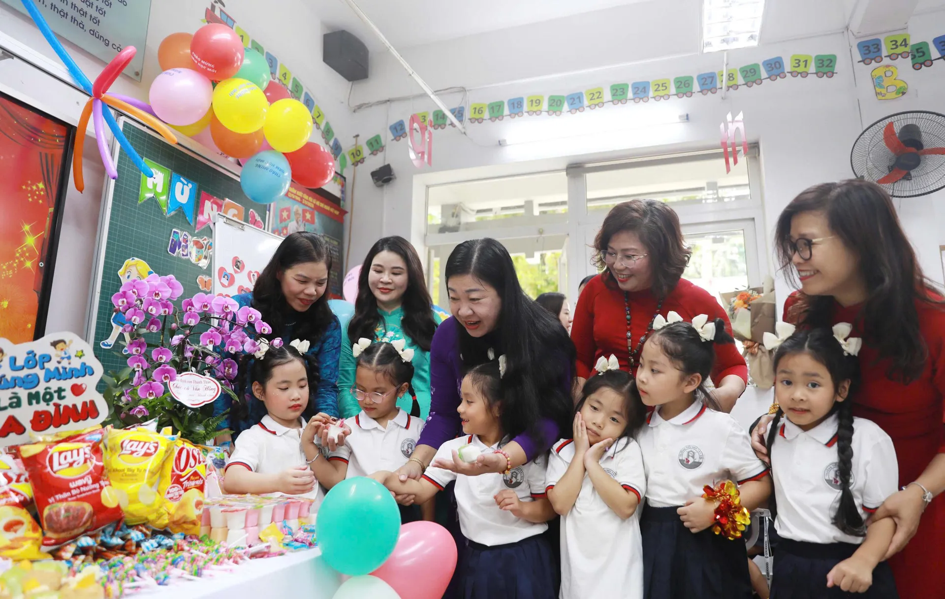 Lãnh đạo TP Hà Nội chung vui với thầy, trò trường Tiểu học Võ Thị Sáu, Tiểu học Tây Sơn trong lễ khai giảng