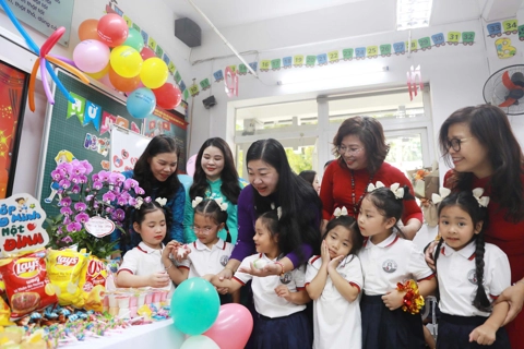 Lãnh đạo TP Hà Nội chung vui với thầy, trò trường Tiểu học Võ Thị Sáu, Tiểu học Tây Sơn trong lễ khai giảng