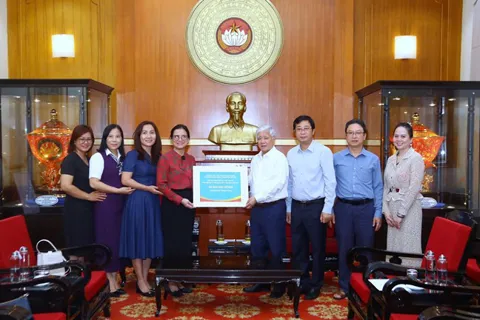 Tiếp tục vận động, ủng hộ đồng bào bị thiệt hại do các cơn bão và mưa lũ gây ra