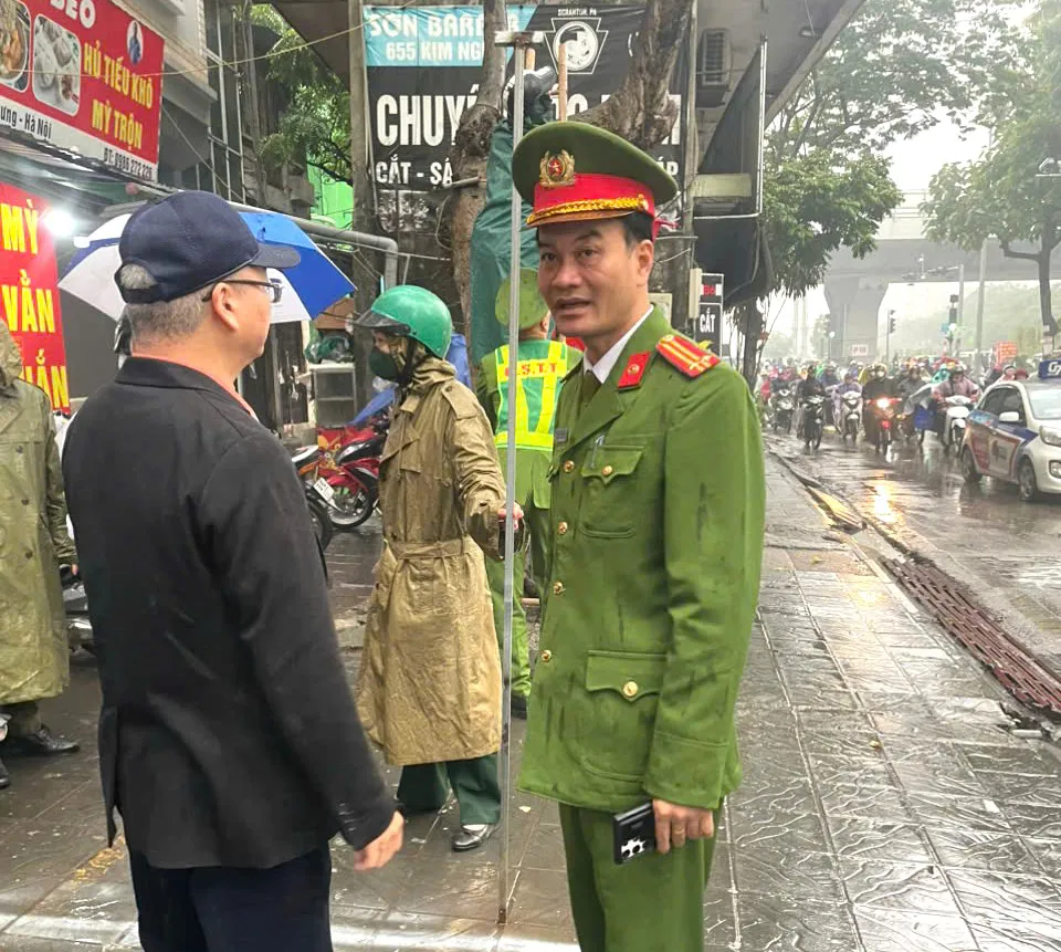 Lãnh đạo phường Vĩnh Tuy trực tiếp chỉ đạo đồng loạt ra quân lập lại trật tự văn minh đô thị 