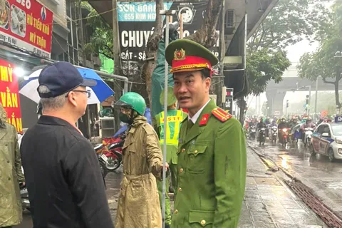 Lãnh đạo phường Vĩnh Tuy trực tiếp chỉ đạo đồng loạt ra quân lập lại trật tự văn minh đô thị