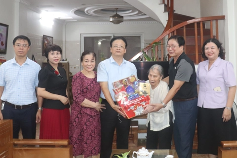 Chủ tịch UBND phường Vĩnh Tuy thăm, tặng quà gia đình Mẹ Việt Nam Anh hùng, thương binh