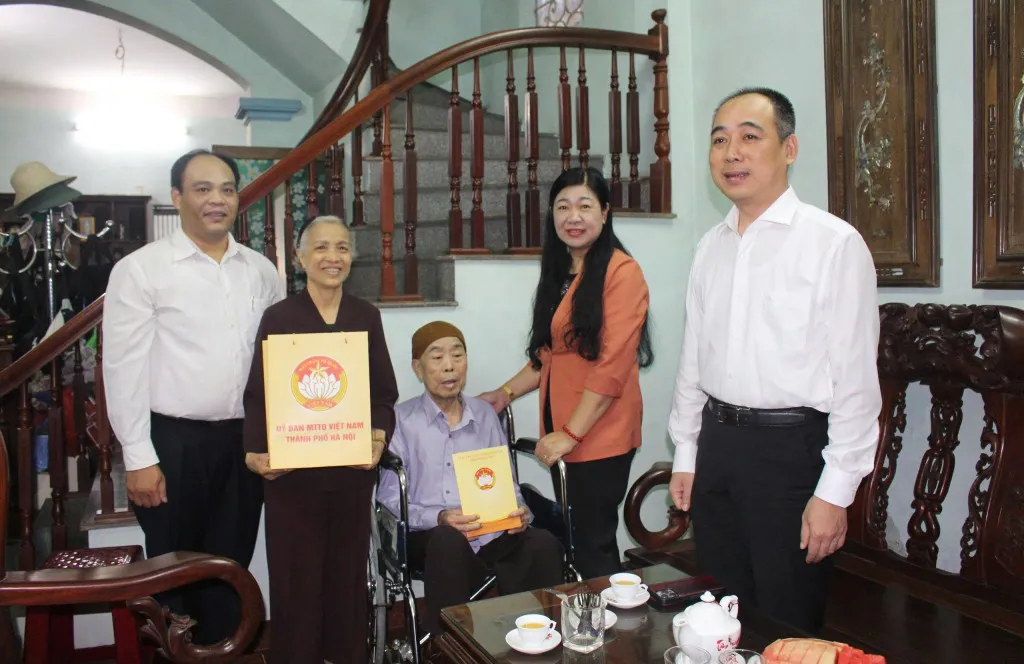 Hà Nội: lãnh đạo Thành phố tặng quà người có công, cá nhân tiêu biểu tại phường Vĩnh Tuy