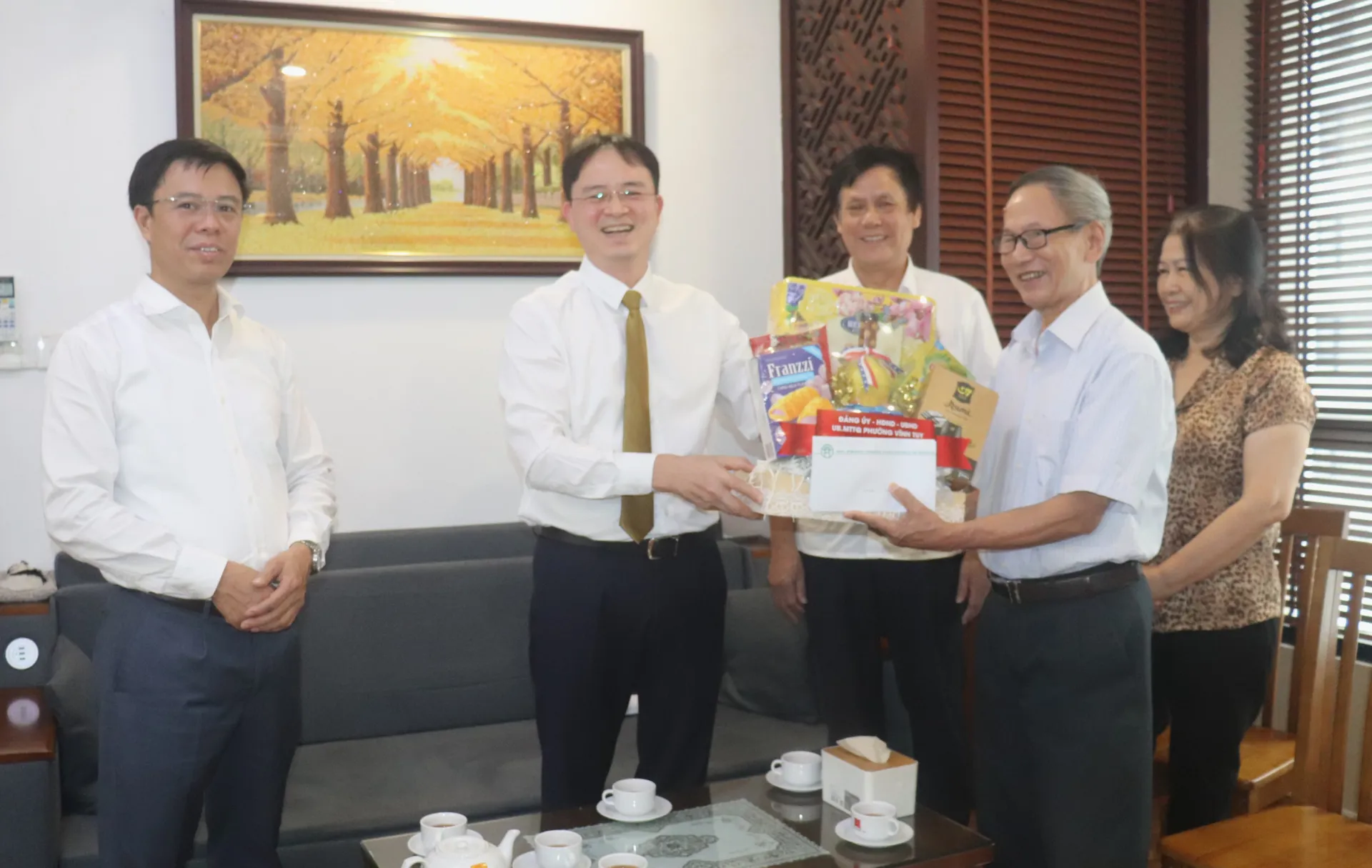 Lãnh đạo phường Vĩnh Tuy thăm, tặng quà tri ân người có công nhân kỷ niệm 80 năm Quốc khánh

