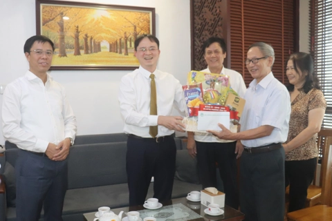 Lãnh đạo phường Vĩnh Tuy thăm, tặng quà tri ân người có công nhân kỷ niệm 80 năm Quốc khánh
