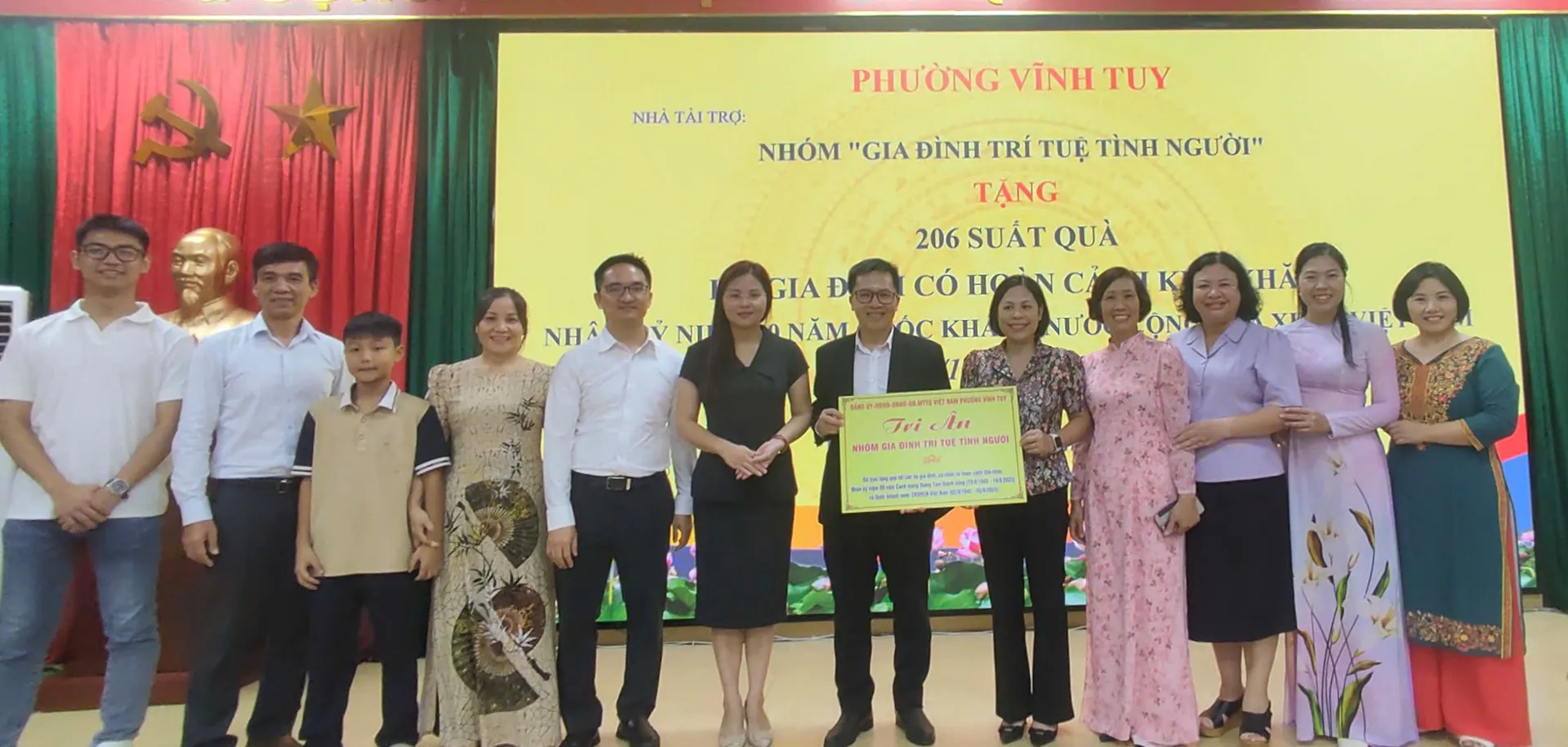 Phường Vĩnh Tuy: chính quyền và nhà hảo tâm chung tay chăm lo cho người dân gặp khó khăn