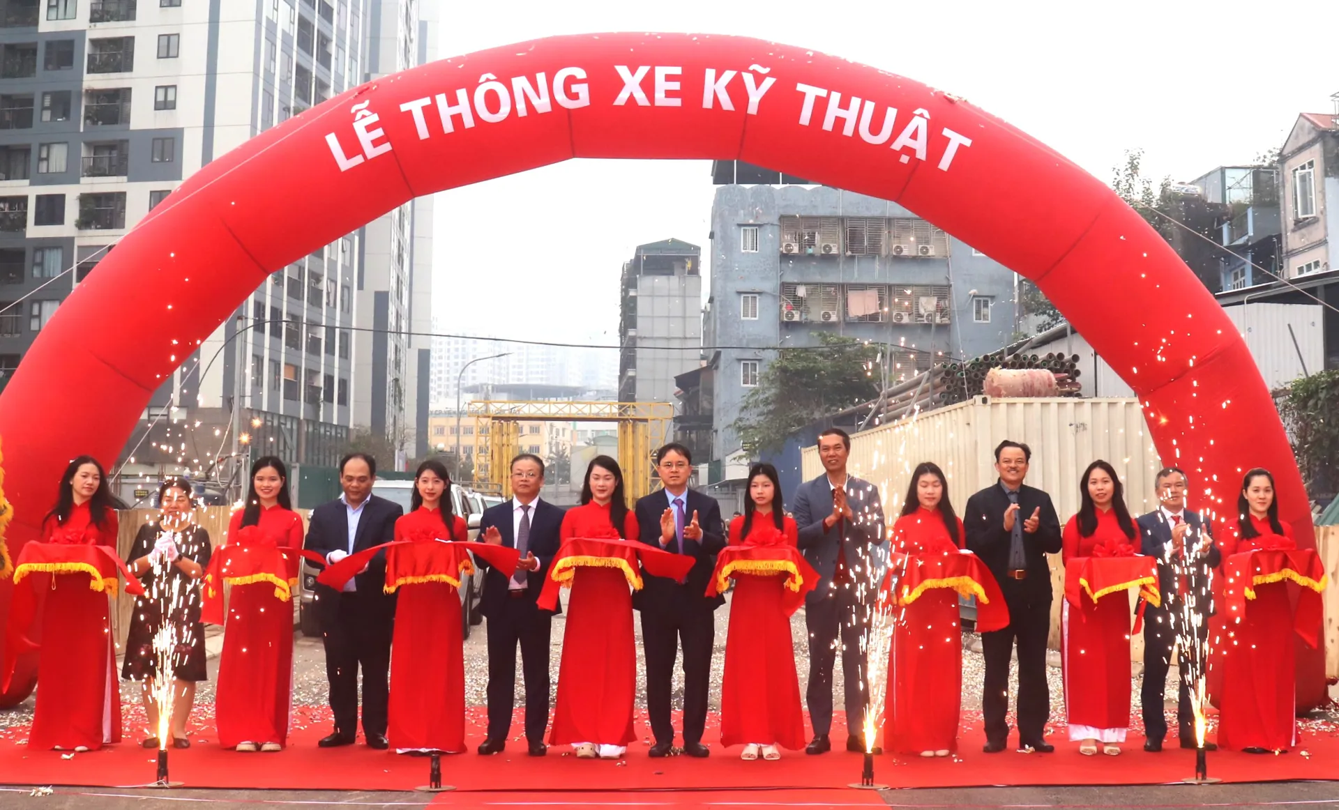Thông xe kỹ thuật công trình Kết nối đường qua Công ty xe bus với dự án 423 Minh Khai (phường Vĩnh Tuy): kết quả của sự đồng thuận, quyết tâm cao