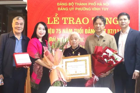 Lãnh đạo phường Vĩnh Tuy đến nhà riêng trao Huy hiệu tặng đảng viên lão thành