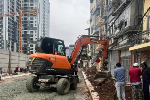 Trên công trường thi công dự án kết nối đường qua Chung cư 25 Lạc Trung (phường Vĩnh Tuy): dồn tổng lực, về đích sớm