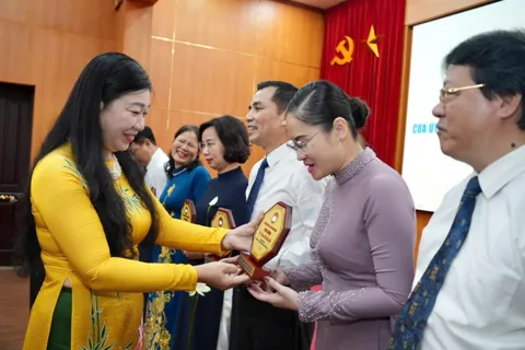 Hà Nội tuyên dương gương điển hình tiên tiến khối Mặt trận: vinh dự và trách nhiệm lớn lao