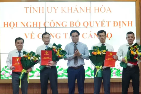 Khánh Hòa công bố các quyết định điều động, bổ nhiệm cán bộ