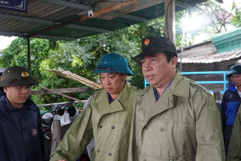 Chủ tịch UBND tỉnh Khánh Hòa: không để người dân ở lại nơi nguy hiểm trước bão Kalmaegi