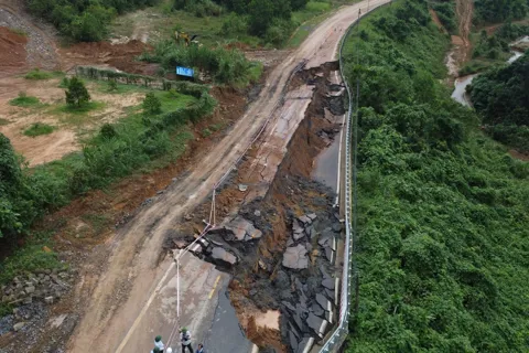 Khánh Hòa: Khẩn trương xử lý hơn 100.000 m3 đất đá sạt lở trên đèo Khánh Lê