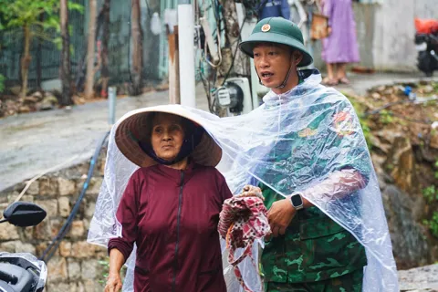 Khánh Hòa: Di dời người dân xóm Núi có nguy cơ sạt lở trước bão Kalmaegi