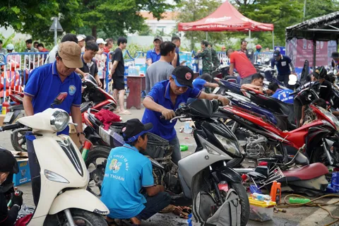 Các điểm sửa xe miễn phí tại Nha Trang quá tải sau lũ