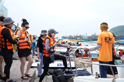Du khách nườm nượp đổ về Nha Trang - Khánh Hòa
