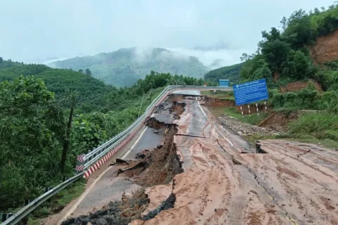 Nguy cơ gián đoạn giao thông dài ngày: Khánh Hòa huy động toàn lực khắc phục sạt lở sau mưa lũ
