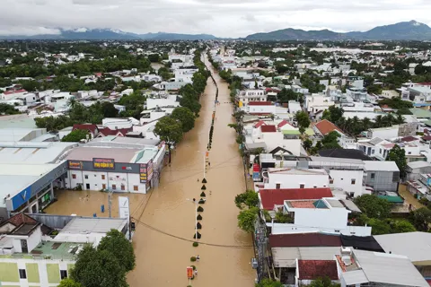 Khánh Hòa: cảnh báo mưa lớn, lũ trên các sông và nguy cơ sạt lở, ngập lụt
