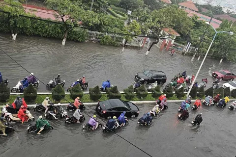 Nha Trang: Mưa lớn kéo dài khiến nhiều khu vực ngập nặng cục bộ 