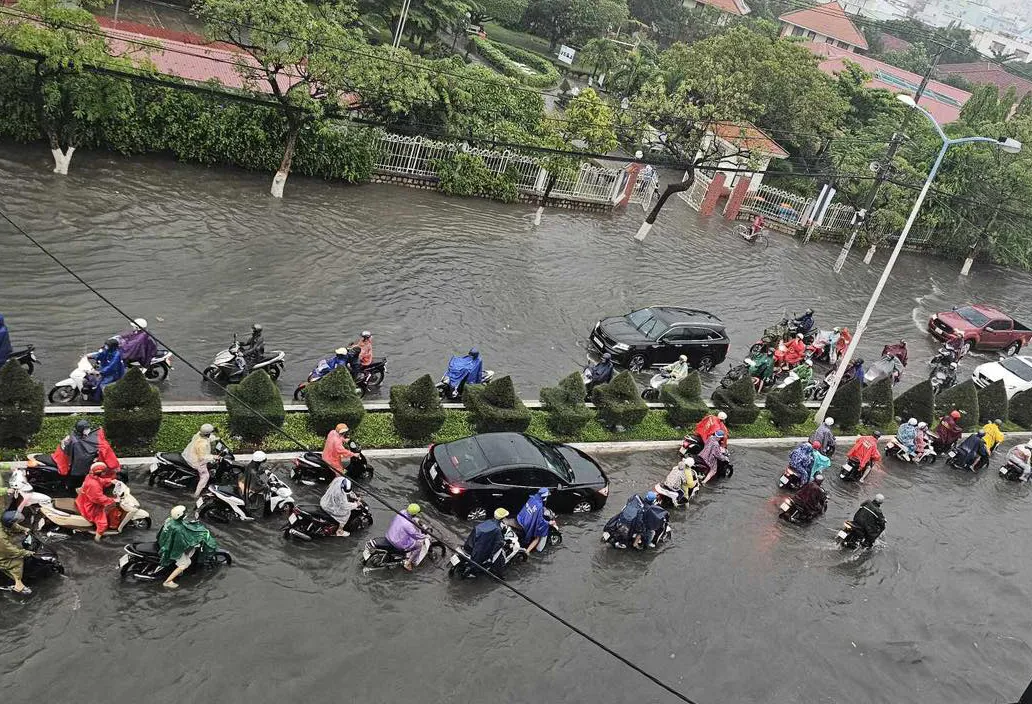 Nha Trang: Mưa lớn kéo dài khiến nhiều khu vực ngập nặng cục bộ 