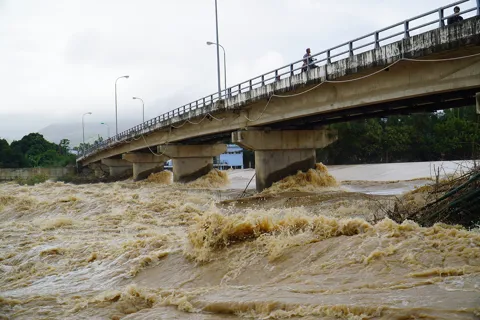 Nước sông Cái Nha Trang lên nhanh, nhiều khu vực lại ngập, người dân lo chạy lụt