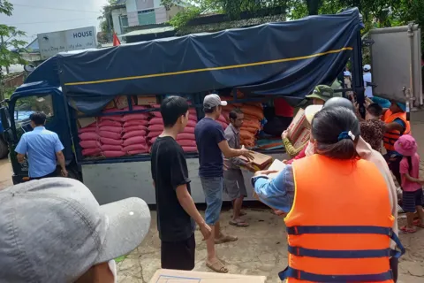 Khánh Hòa hỗ trợ người dân bị thiệt hại do mưa lũ 15kg gạo/tháng 