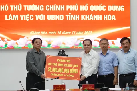 Phó Thủ tướng Chính phủ Hồ Quốc Dũng kiểm tra công tác khắc phục sạt lở tại Khánh Hòa