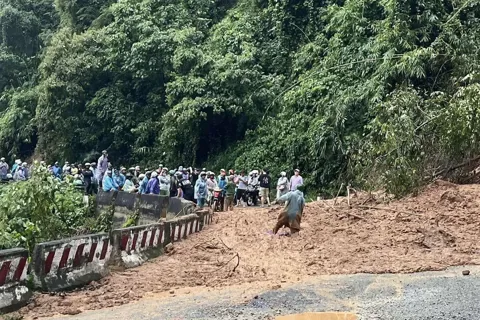 Sạt lở trên đèo Sông Pha, cơ quan chức năng tạm đóng đường để khắc phục