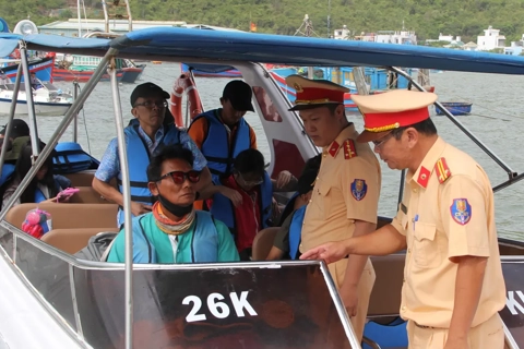 Kiểm tra đột xuất các phương tiện phục vụ khách du lịch trên vịnh Nha Trang