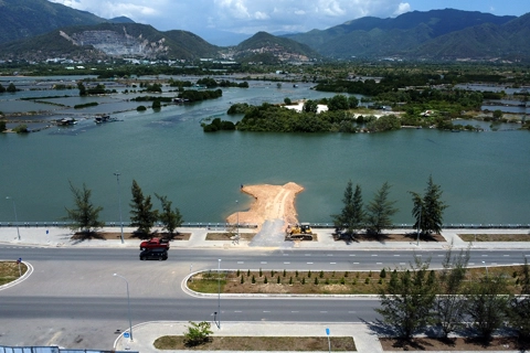 Chủ tịch UBND tỉnh Khánh Hòa yêu cầu kiểm tra việc làm cầu tạm trên sông Quán Trường