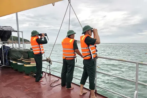 Khánh Hòa: tàu cá gặp nạn gần bờ, 3 ngư dân mất tích trên biển Bình Tiên