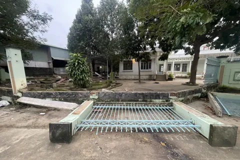 Tường bao Trung tâm Văn hóa - Thể thao xã bị sập: lỗi kết cấu hay hậu quả mưa lũ?