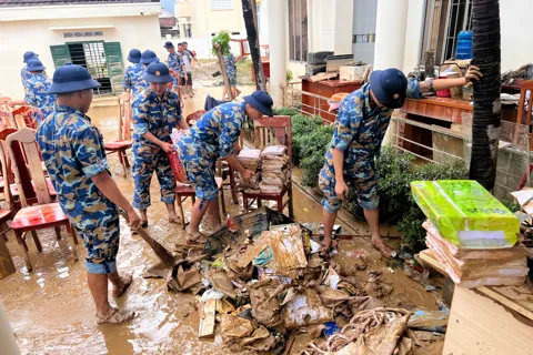 Vùng 4 Hải quân hỗ trợ người dân Khánh Hòa và Đắk Lắk khắc phục hậu quả sau mưa lũ