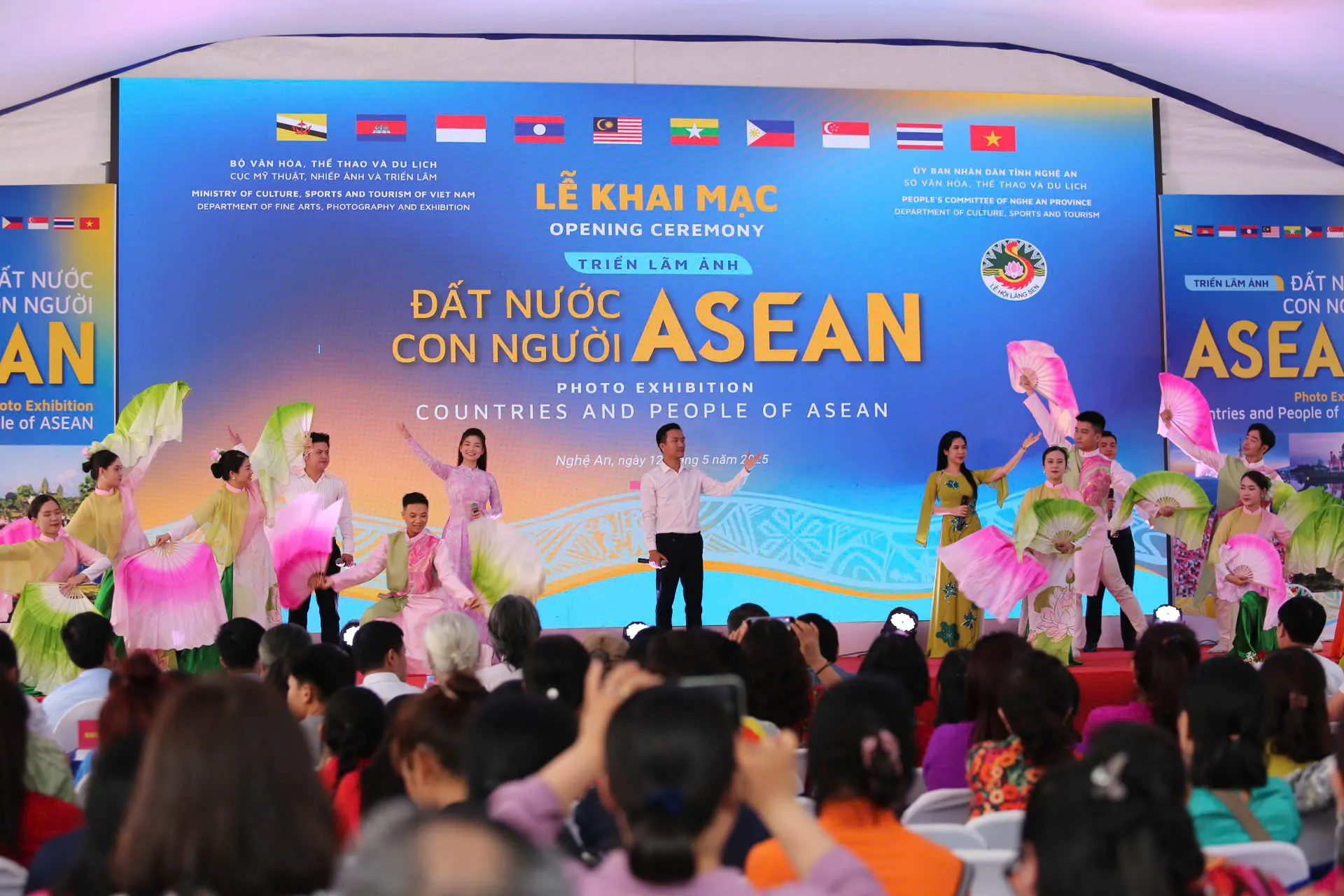 Nghệ An: trưng bày 200 bức ảnh về "Đất nước, con người ASEAN"