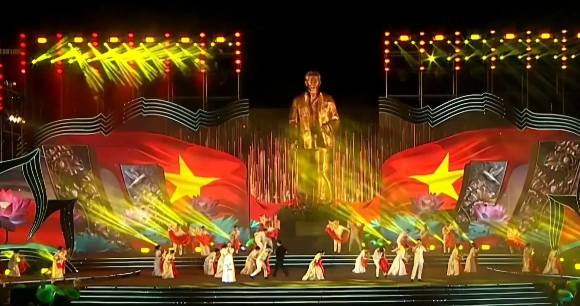 Những hình ảnh ấn tượng tại chương trình nghệ thuật "Tượng đài trong muôn triệu trái tim"
