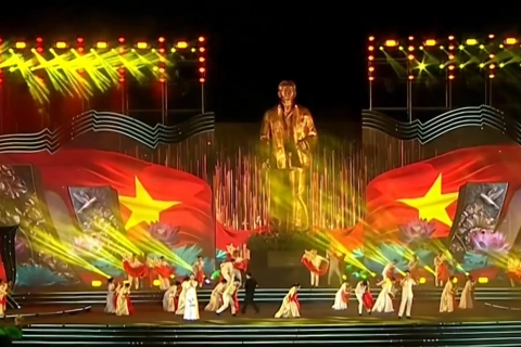 Những hình ảnh ấn tượng tại chương trình nghệ thuật "Tượng đài trong muôn triệu trái tim" 
