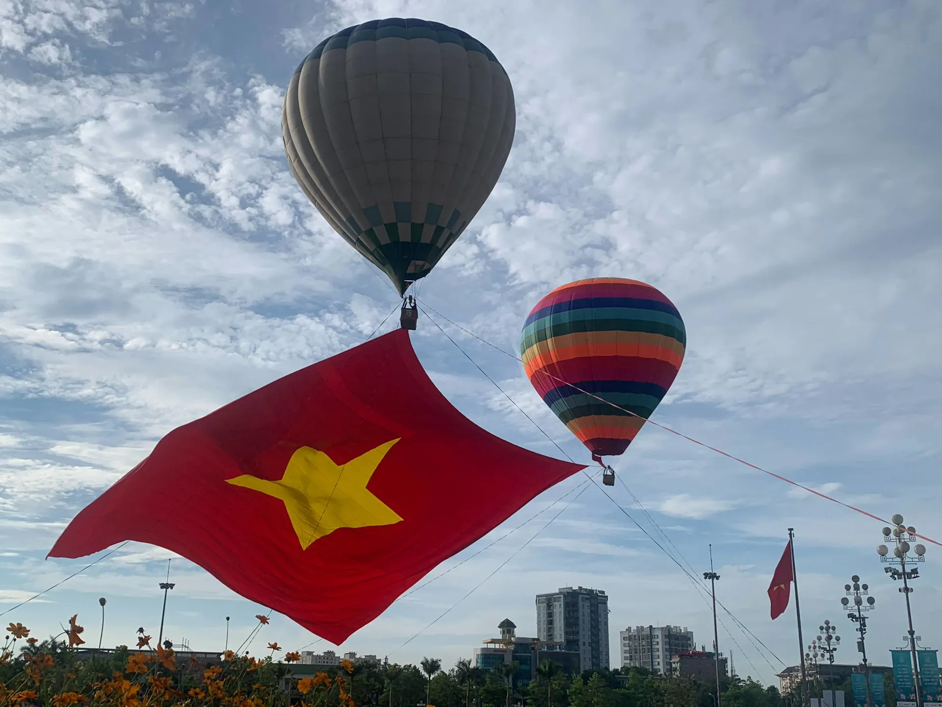 Nghệ An: tổ chức Lễ chào cờ và bay Đại kỳ dịp Kỷ niệm 135 năm Ngày sinh Chủ tịch Hồ Chí Minh