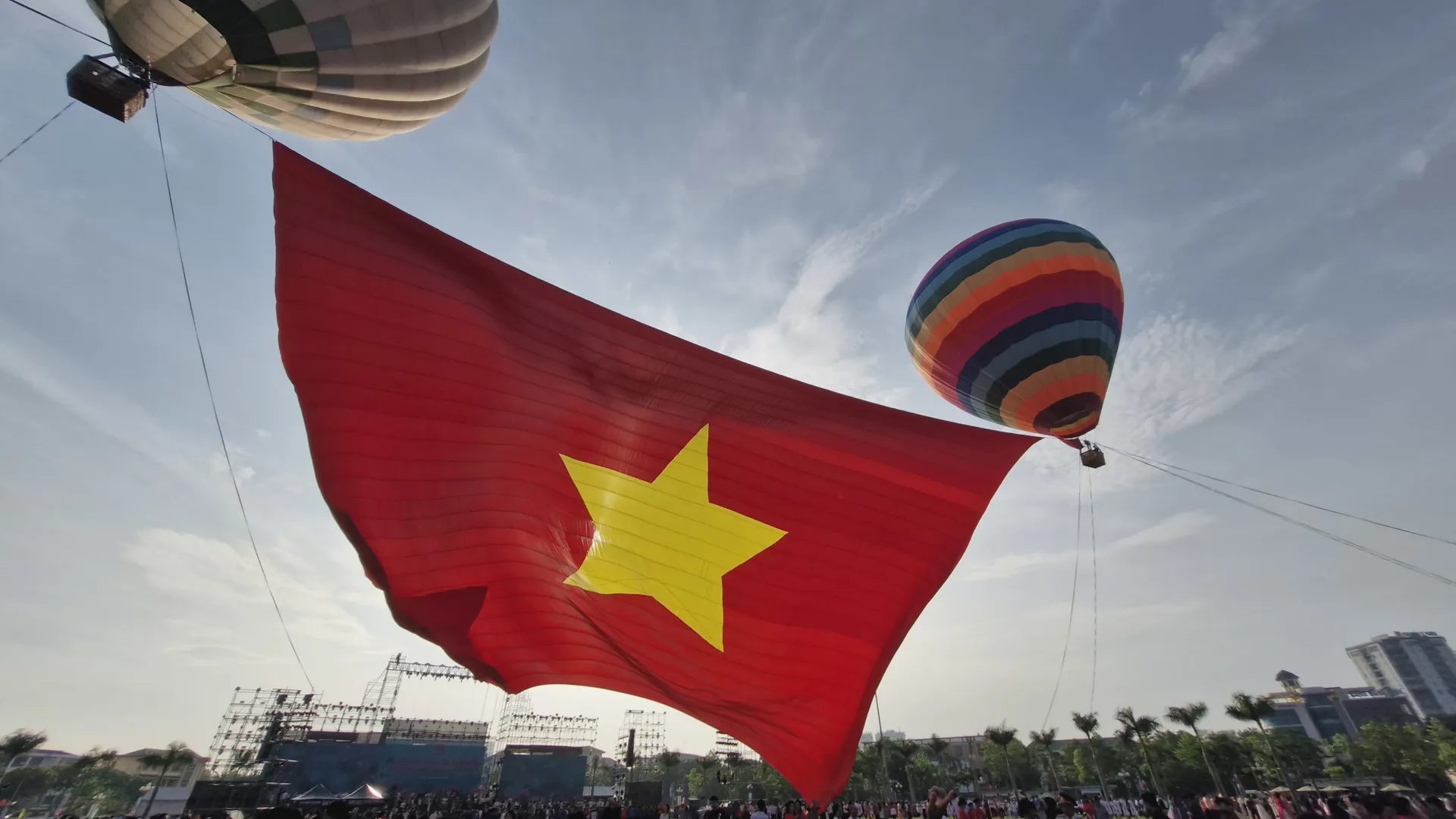 Nghệ An tổ chức Lễ chào cờ và bay Đại kỳ Tổ quốc