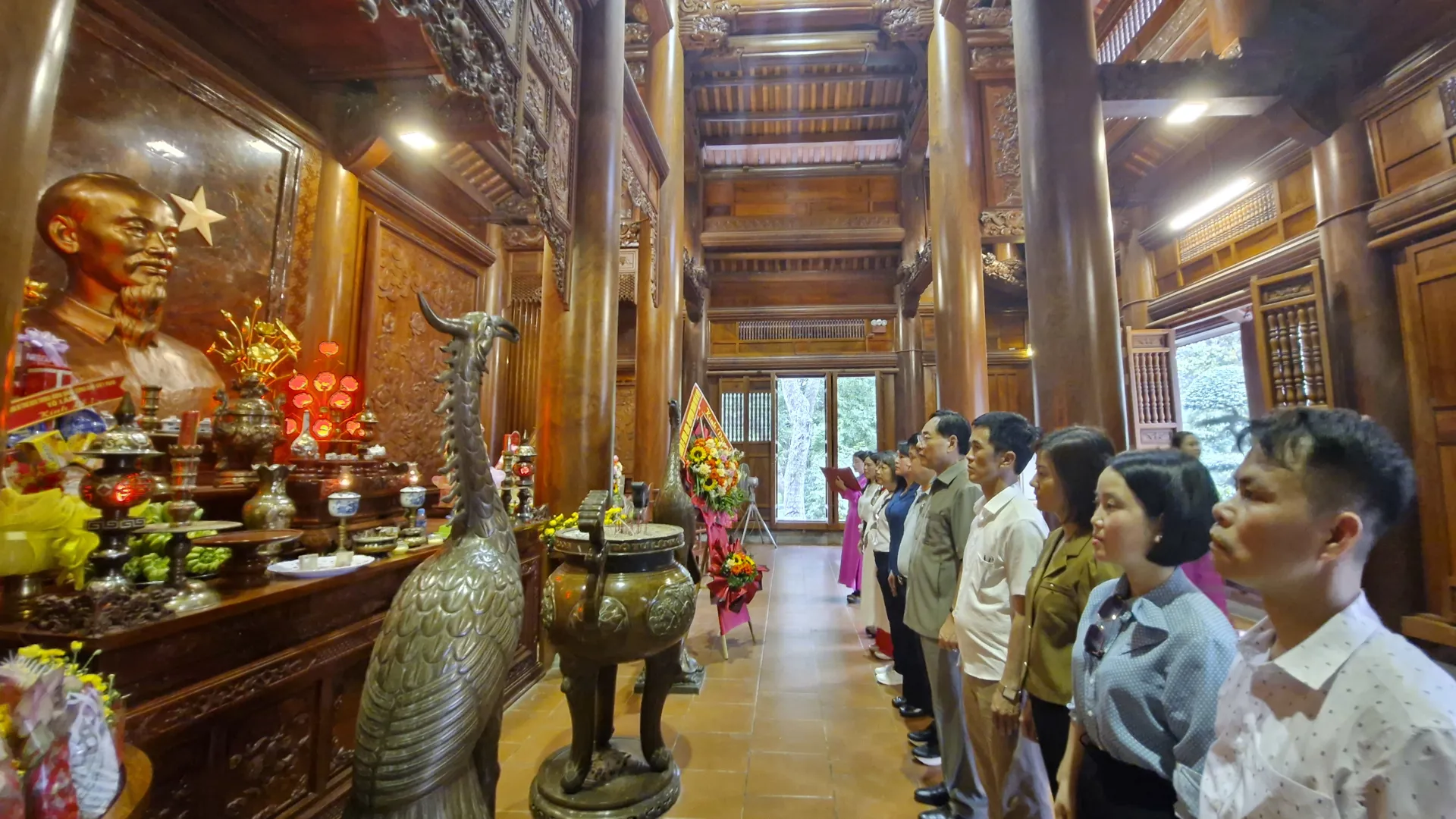 Đoàn đại biểu TP Hà Nội dâng hương tại Khu di tích Kim Liên