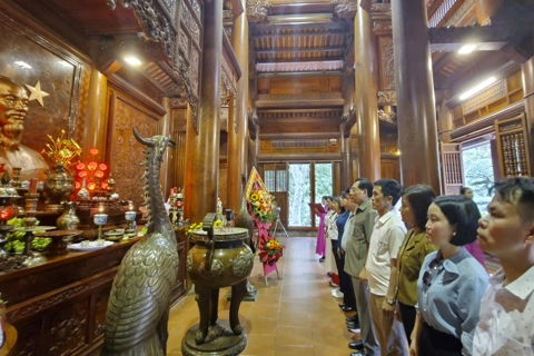 Đoàn đại biểu TP Hà Nội dâng hương tại Khu di tích Kim Liên 