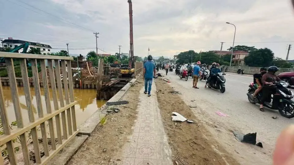 Nghệ An: trục vớt ô tô lao xuống sông sau va chạm với hai xe máy