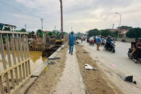 Nghệ An: trục vớt ô tô lao xuống sông sau va chạm với hai xe máy