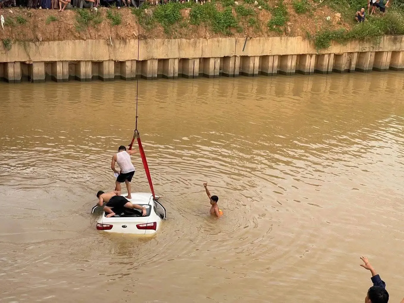 Nghệ An: tìm thấy thi thể bé trai sau vụ tai nạn ô tô lao xuống kênh